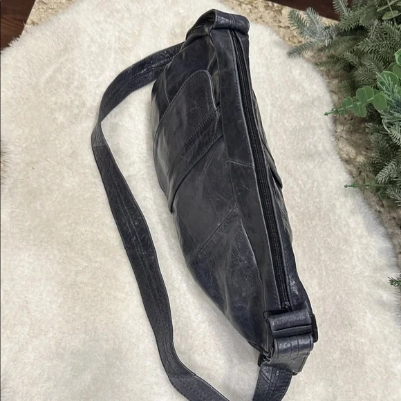 Leather backpack - Picture 7 of 11